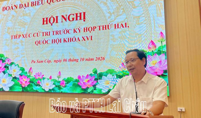 Lãnh đạo xã Pu Sam Cáp giải đáp ý kiến cử tri.