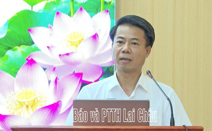 Đồng chí Hoàng Quốc Khánh - Phó Trưởng Đoàn chuyên trách Đoàn ĐBQH tỉnh phát biểu tại hội nghị tiếp xúc cử tri.