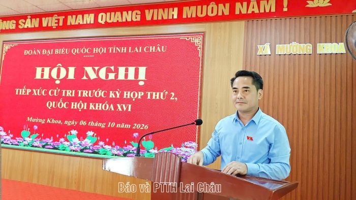 Đồng chí Triệu Kim Thắng - Ủy viên Ban Chấp hành Đảng bộ tỉnh, Chính ủy Bộ Chỉ huy Quân sự tỉnh thông tin đến cử tri xã Mường Khoa dự kiến nội dung, chương trình Kỳ họp thứ 2, Quốc hội khóa XVI.