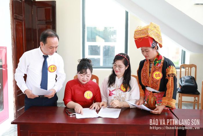 Các thí sinh tham dự Hội thi báo cáo viên, tuyên truyền viên giỏi cấp tỉnh năm 2026 trao đổi thông tin, nghiệp vụ
