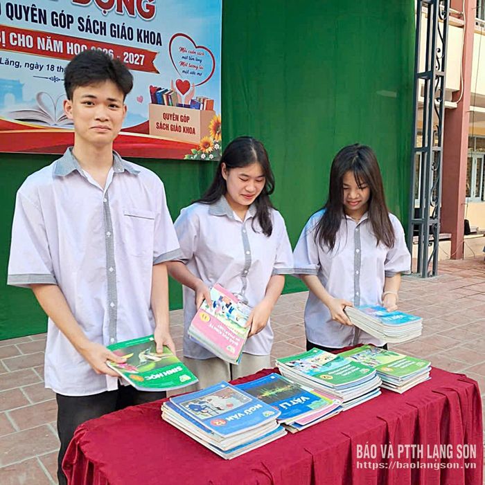 Học sinh Trường THPT Chi Lăng quyên góp sách giáo khoa cũcho nhà trường