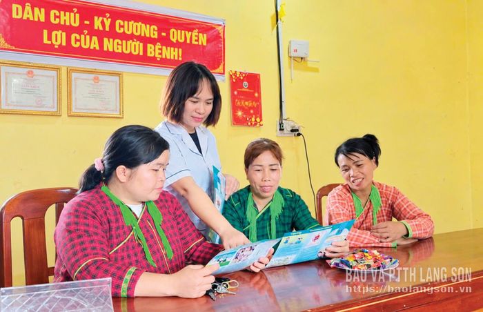 Cán bộ Trạm Y tế xã Cao Lộc tuyên truyền cho người dân các biện pháp phòng chống bệnh sốt xuất huyết