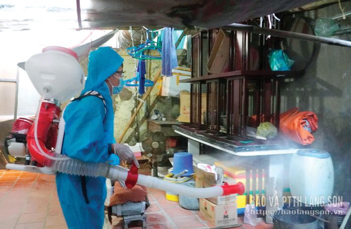 Lực lượng chức năng phối hợp ra quân phun hoá chất diệt muỗi, xử lý ổ dịch tại Khối 2, phường Kỳ Lừa