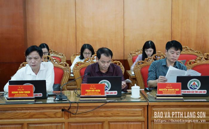 Các đại biểu nghiên cứu báo cáo đánh giá kết quả công tác 9 tháng đầu năm 2026
