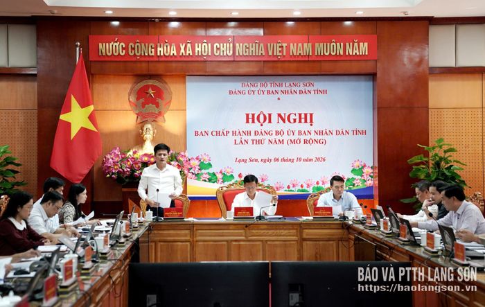 Lãnh đạo Đảng ủy UBND tỉnh điều hành thảo luận tại hội nghị