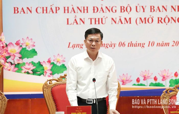 Đồng chí Đinh Hữu Học, Ủy viên Ban Thường vụ Tỉnh ủy, Phó Chủ tịch Thường trực UBND tỉnh, Phó Bí thư Thường trực Đảng ủy UBND tỉnh phát biểu tại hội nghị