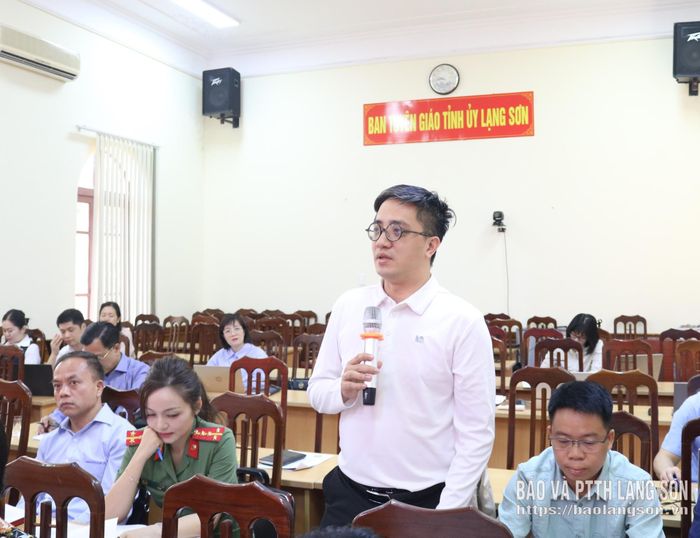Đại diện Báo Nhân Dân thường trú tại Lạng Sơn phát biểu tại hội nghị