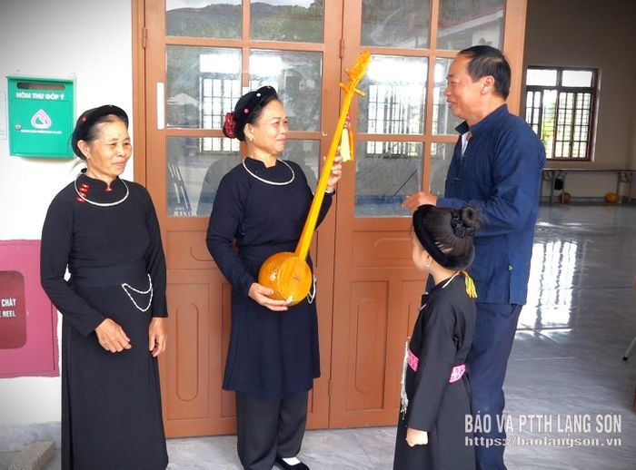 Ông Tô Đức Bình hướng dẫn hát then, đàn tính cho bà con trong xã