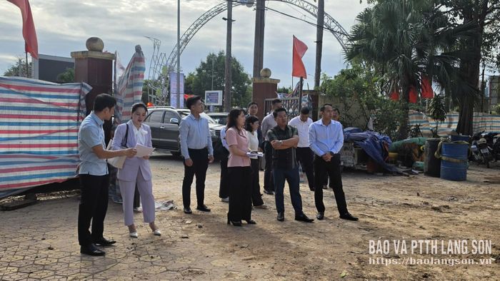  Đoàn kiểm tra thực tế tiến độ triển khai Dự án Công viên trung tâm Lương Văn Tri và bãi đỗ xe công cộng