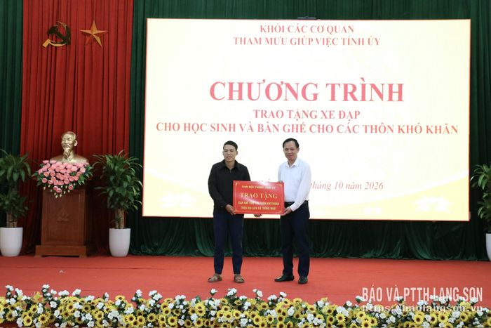 Lãnh đạo Ban Nội chính Tỉnh ủy trao biển tượng trưng bàn ghế hỗ trợ cho các thôn khó khăn trên địa bàn xã Thống Nhất