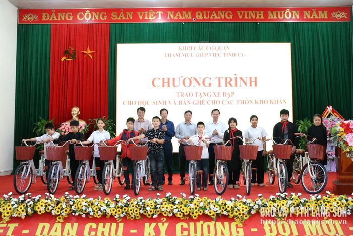 Các đại biểu trao tặng xe đạp cho học sinh có hoàn cảnh khó khăn trên địa bàn xã Thống Nhất