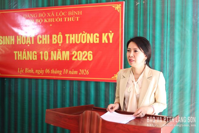 Đồng chí Đoàn Thu Hà, Phó Bí thư Tỉnh ủy, Trưởng Đoàn đại biểu Quốc hội tỉnh phát biểu tại buổi sinh hoạt chi bộ