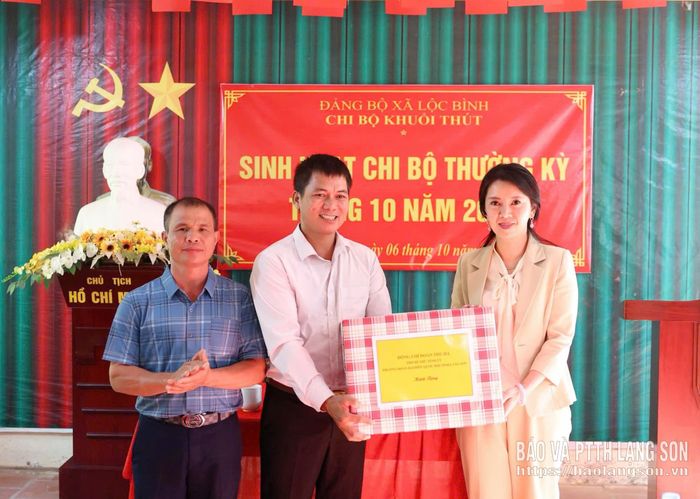 Đồng chí Phó Bí thư Tỉnh ủy tặng quà Chi bộ thôn Khuổi Thút, xã Lộc Bình