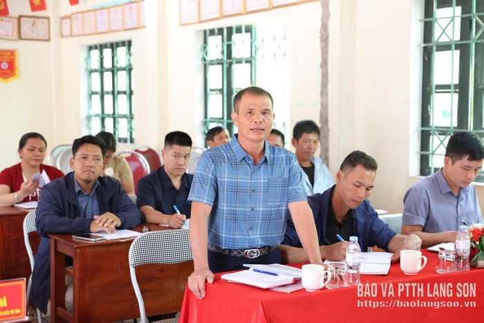 Đảng viên Chi bộ thôn Khuổi Thút, xã Lộc Bình phát biểu ý kiến tại buổi sinh hoạt