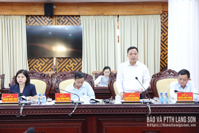 Đồng chí Phó Trưởng Ban Thường trực Ban Tuyên giáo Tỉnh ủy trình bày báo cáo kết quả công tác 9 tháng đầu năm
