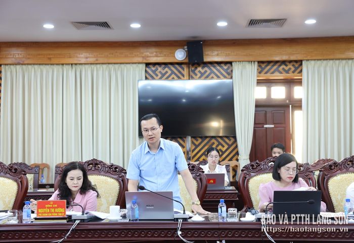 Lãnh đạo Phòng Lý luận chính trị, Lịch sử Đảng, Ban Tuyên giáo Tỉnh ủy phát biểu tại buổi làm việc