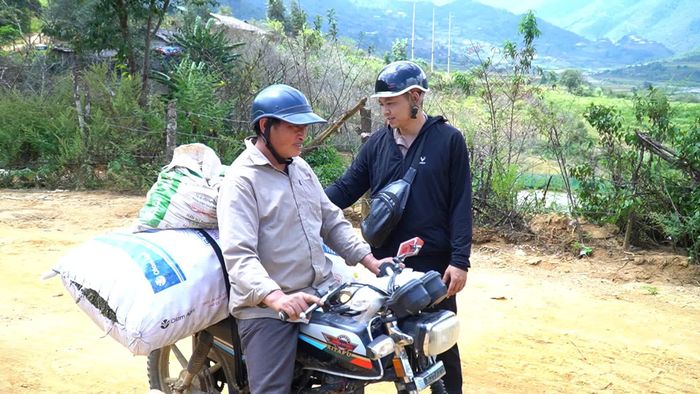Sau khi thu hái trên núi cao, sơn tra được người dân vận chuyển xuống trung tâm xã để bán cho các hợp tác xã và thương lái.