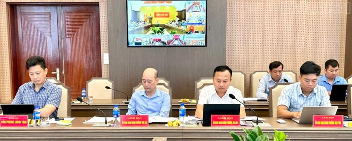 Các đại biểu tham dự buổi làm việc.