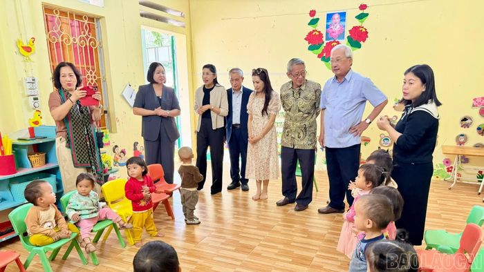 Đoàn công tác của Hội Hữu nghị Việt Nam - Thái Lan tìm hiểu hoạt động dạy và học tại Điểm trường Kang Kỷ, Trường Mầm non Suối Giàng, xã Văn Chấn.