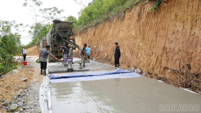 Hạ tầng giao thông nông thôn được đầu tư, hoàn thiện, tạo thuận lợi cho người dân đi lại, vận chuyển vật tư, nông sản.