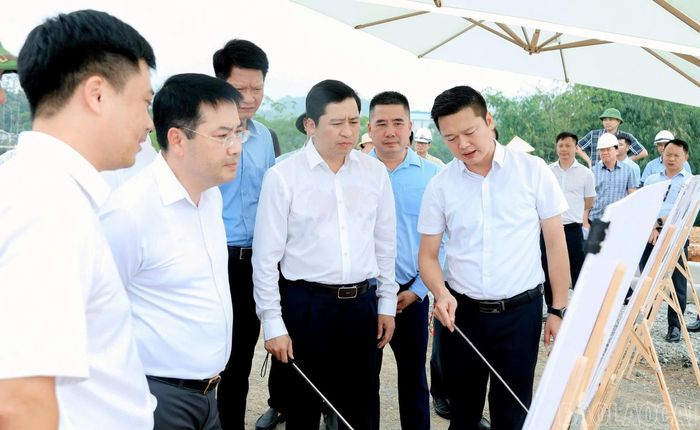 Các đồng chí Thường trực Tỉnh ủy Lào Cai và lãnh đạo Viglacera kiểm tra tiến độ dự án 