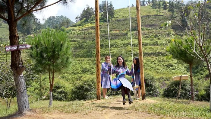 Dịp cuối tuần có rất đông du khách đến Rồng Hoa Farm trải nghiệm.