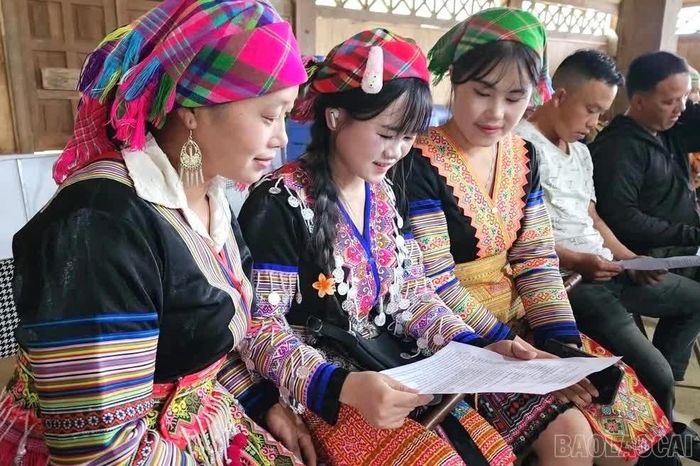 Người dân xã Văn Chấn tìm hiểu pháp luật về bảo vệ, chăm sóc, giáo dục trẻ em
