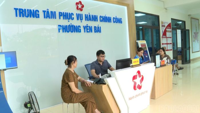 Bà Phạm Thị Mùi được cán bộ Trung tâm Phục vụ hành chính công phường Yên Bái hỗ trợ thực hiện thủ tục hành chính nhanh chóng.