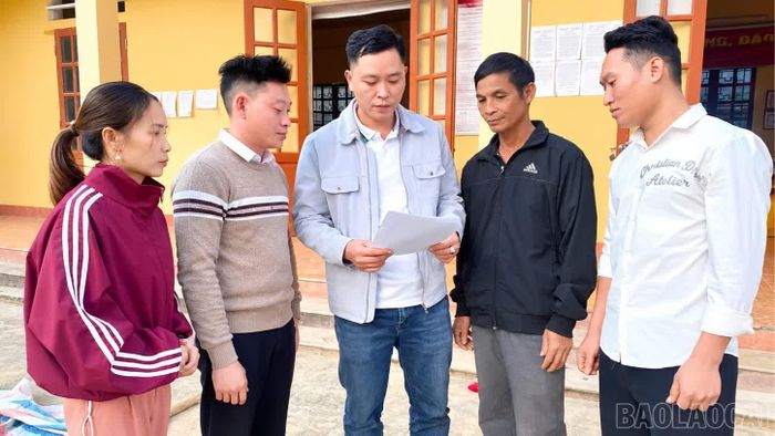 Bí thư Chi bộ thôn Khe Hóp (đứng giữa) thường xuyên trao đổi với đảng viên, Nhân dân về việc thực hiện các chủ trương của Đảng, Nhà nước.