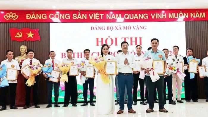 Bí thư Chi bộ Bàn Văn Ton (áo xanh bên phải) đạt giải Nhất tại Hội thi Bí thư Chi bộ giỏi xã Mỏ Vàng năm 2026.