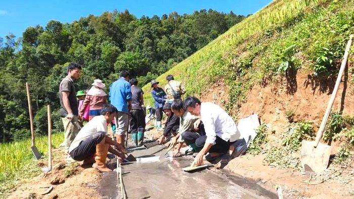 Kinh nghiệm từ hội thi được mang trở lại thôn, bản, chuyển thành cách làm mới và những chuyển biến trong đời sống. (Trong ảnh: Nhân dân xã Khao Mang chung sức làm đường giao thông nông thôn).