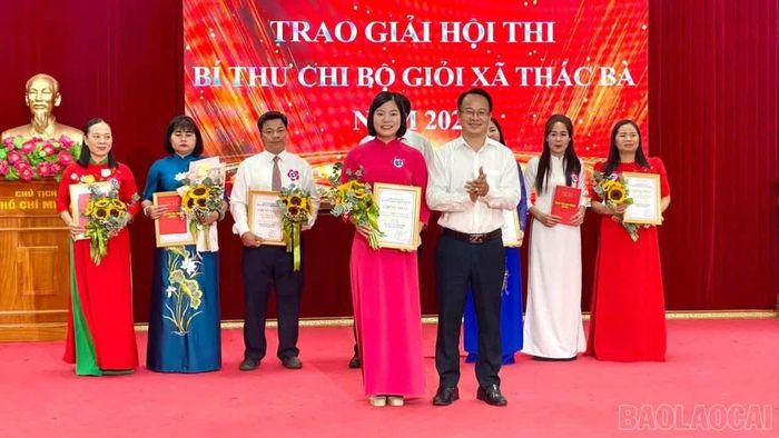 Bí thư Chi bộ thôn Phúc Hòa Nguyễn Thị Hương Quỳnh đạt giải Nhì tại Hội thi Bí thư Chi bộ giỏi xã Thác Bà năm 2026.