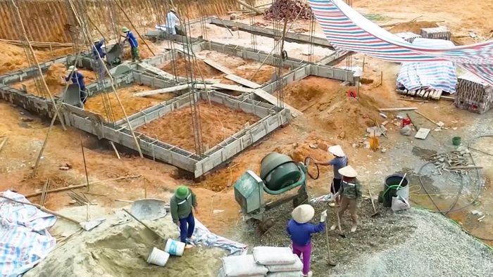Nhiều ngôi nhà kiên cố được dựng lên nhờ sự hỗ trợ của Nhà nước, chính quyền địa phương và tinh thần đoàn kết, sẻ chia của cộng đồng.