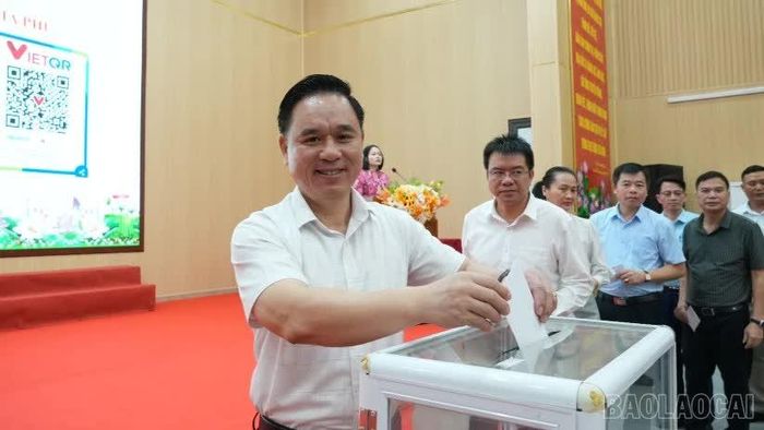 Cán bộ, đảng viên, công chức xã Gia Phú tham gia ủng hộ Quỹ “Vì người nghèo” năm 2026. Ảnh Thanh Nhàn