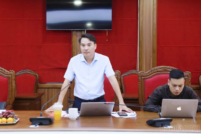 Các đại biểu nêu ý kiến trong buổi giám sát tại phường Lào Cai.