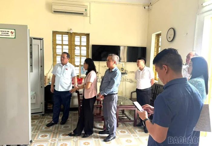 Đoàn Giám sát Thường trực HĐND tỉnh giám sát tại Trạm quan trắc tự động, liên tục môi trường nước mặt xuyên bên giới, thuộc Trung tâm Kỹ thuật và Quan trắc môi trường.