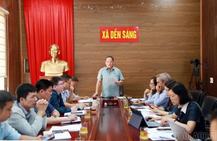 Đồng chí Lý Bình Minh - Phó Chủ tịch HĐND tỉnh, Trưởng Đoàn giám sát phát biểu tại buổi làm việc với xã Dền Sáng.