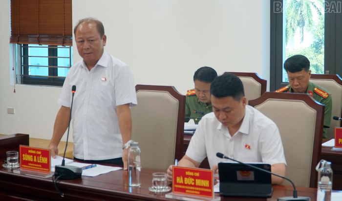Đồng chí Sùng A Lềnh - Phó Trưởng đoàn chuyên trách Đoàn đại biểu Quốc hội tỉnh tham gia ý kiến tại hội nghị.