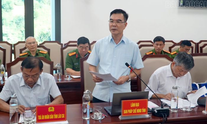 Lãnh đạo Ban Pháp chế HĐND tỉnh tham gia ý kiến tại hội nghị.