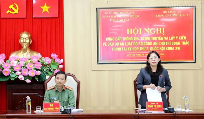 Đồng chí Giàng Thị Dung - Phó Bí thư Tỉnh ủy, Trưởng Đoàn đại biểu Quốc hội tỉnh phát biểu chỉ đạo tại hội nghị.