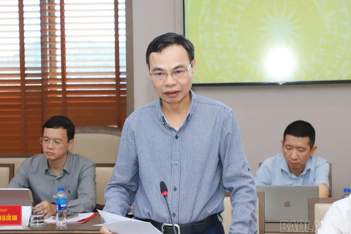Đại diện lãnh đạo Sở Công Thương báo cáo tình hình hoạt động, khó khăn, vướng mắc và đề xuất giải pháp tháo gỡ cho Công ty Apatit Việt Nam.