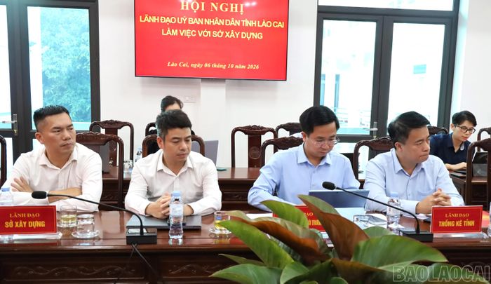 Các đại biểu tham dự buổi làm việc.