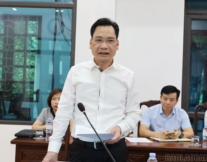 Giám đốc Sở Xây dựng Phí Công Hoan báo cáo về tình hình thực hiện nhiệm vụ, công tác 9 tháng năm 2026 của ngành xây dựng.