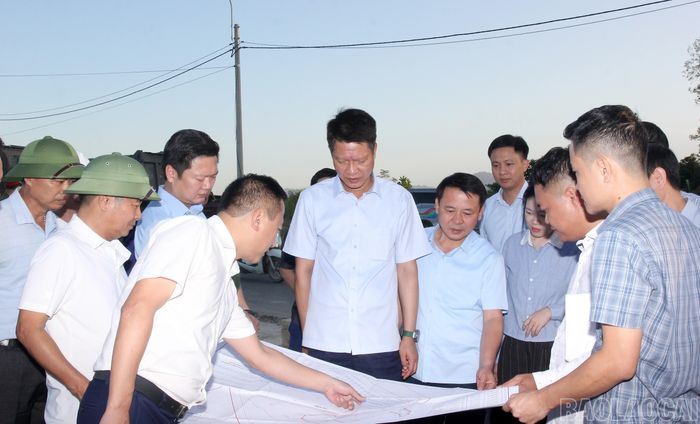 Đoàn công tác kiểm tra tiến độ xây dựng khu tái định cư tại phường Âu Lâu.