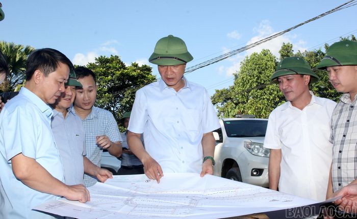 Đồng chí Nguyễn Thế Phước và Đoàn công tác của tỉnh kiểm tra tiến độ xây dựng khu tái định cư tại xã Tân Hợp.