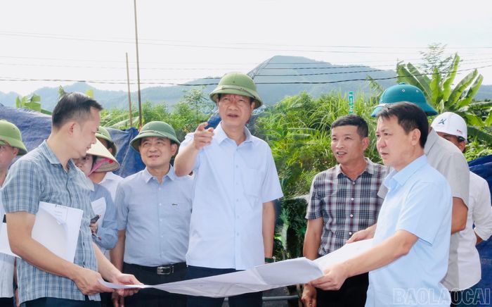 Đồng chí Nguyễn Thế Phước yêu cầu các sở, ngành phối hợp với xã Đông Cuông tháo gỡ khó khăn, đẩy nhanh tiến độ giải phóng mặt bằng và thi công khu tái định cư.