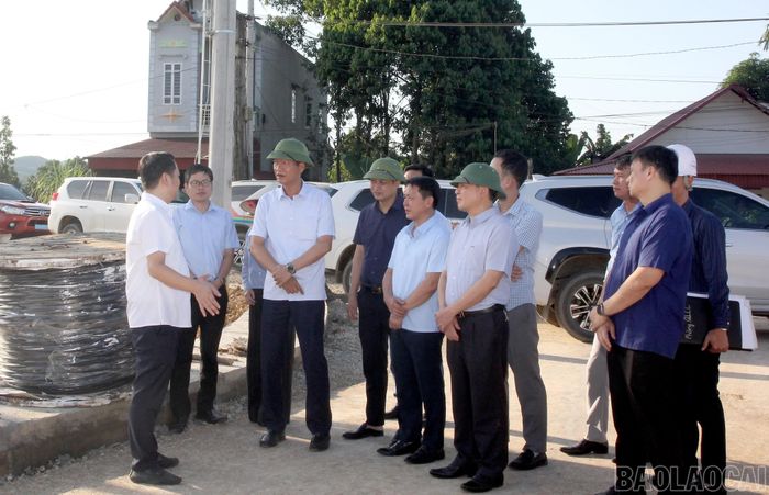 Đồng chí Nguyễn Thế Phước kiểm tra tiến độ xây dựng khu tái định cư tại các xã Mậu A, Xuân Ái.