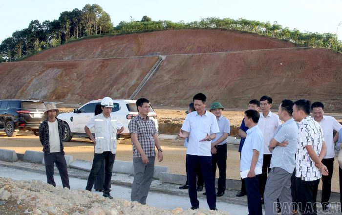 Đồng chí Nguyễn Thế Phước và Đoàn công tác kiểm tra tiến độ xây dựng khu tái định cư tại xã Quy Mông.