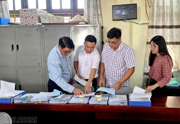 Kiểm tra các thủ tục, giấy tờ theo quy định về việc cung cấp thực phẩm cho trường học.