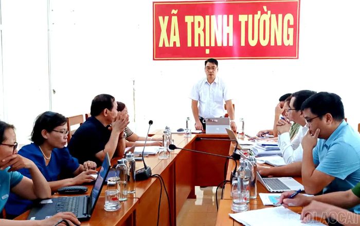 Lãnh đạo và các ban, ngành của xã Trịnh Tường làm việc với các đơn vị cung ứng thực phẩm cho trường học.